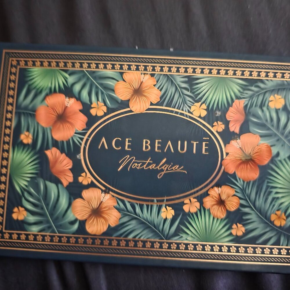 Ace Beaute Nostalgia Eyeshadow palette
